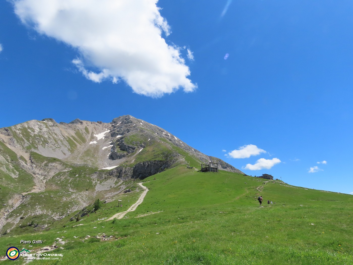 53 Verdi pratoni del PIancansaccio con vista in Val d'Arera e Capanna 2000 .JPG